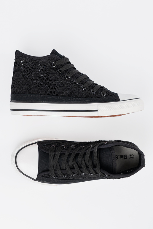 Botas altas pretas com detalhes vazados