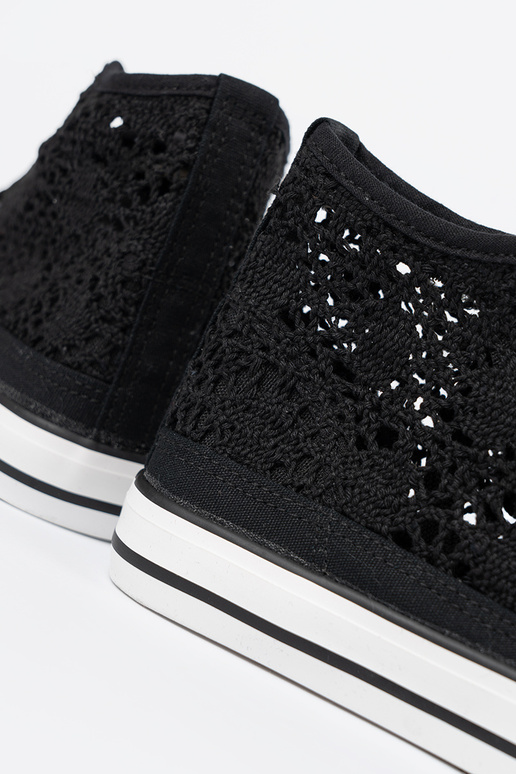 Botas altas pretas com detalhes vazados