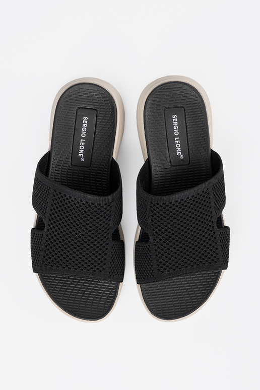 Sapatos pretos femininos com detalhes...