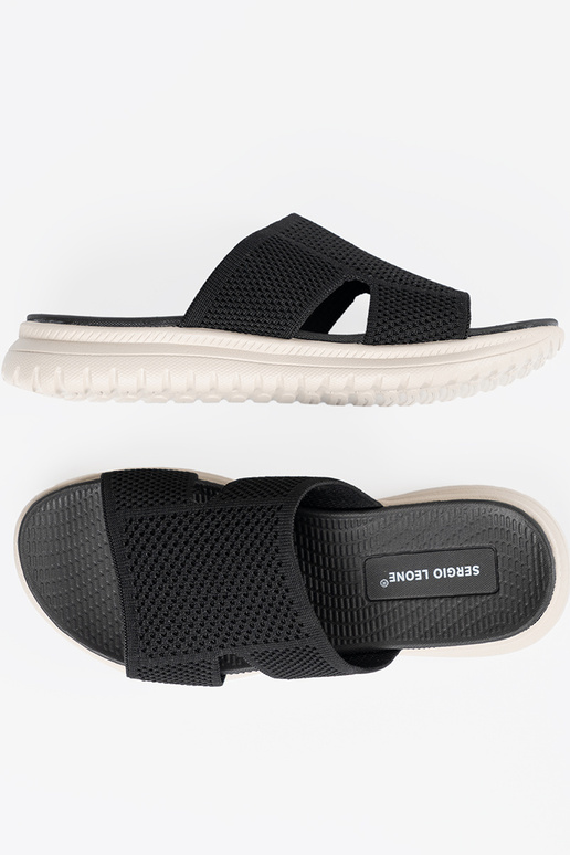 Sapatos pretos femininos com detalhes...