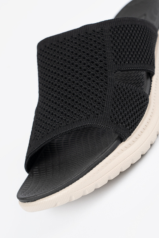 Sapatos pretos femininos com detalhes...