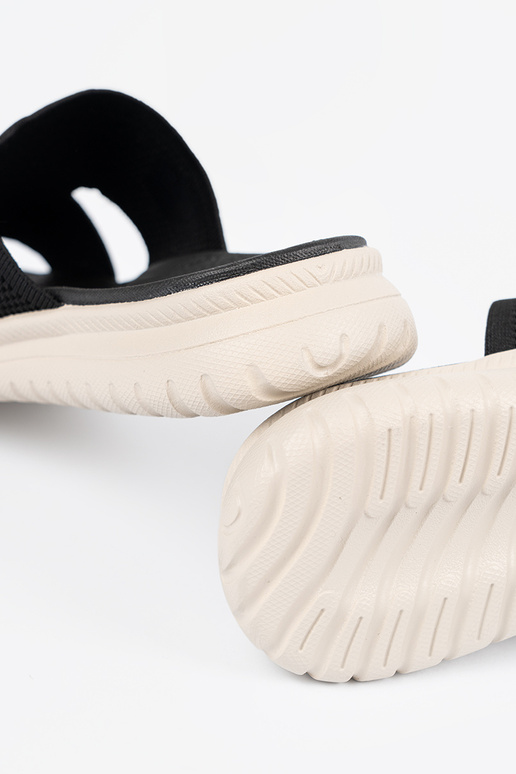 Sapatos pretos femininos com detalhes...