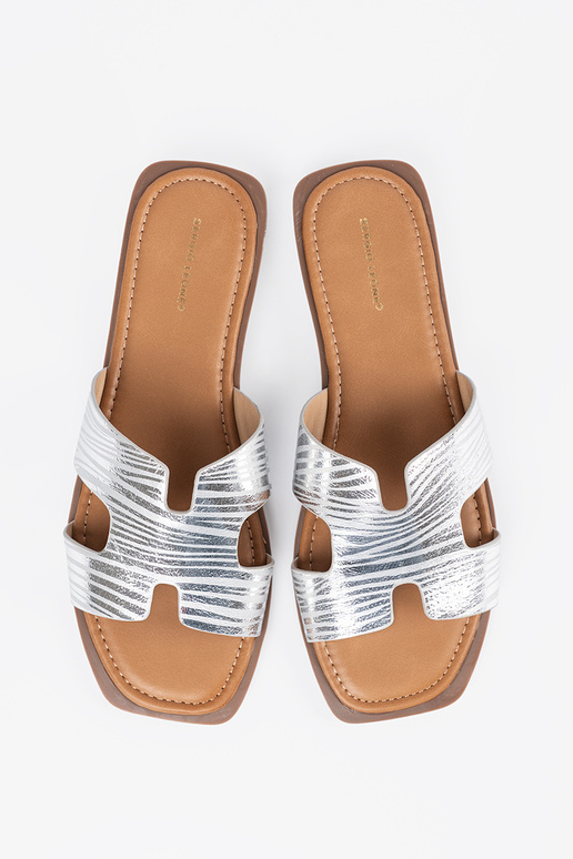 Chinelos prateados com ponta quadrada