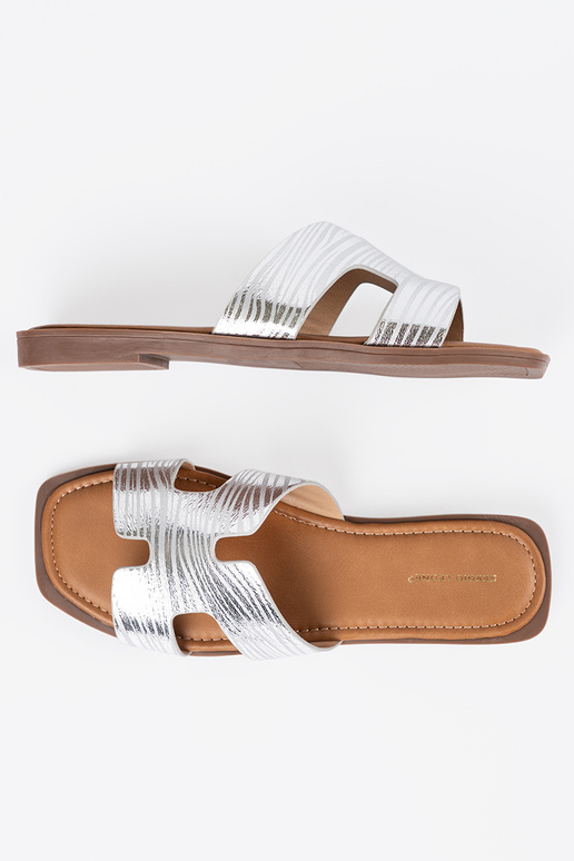 Chinelos prateados com ponta quadrada