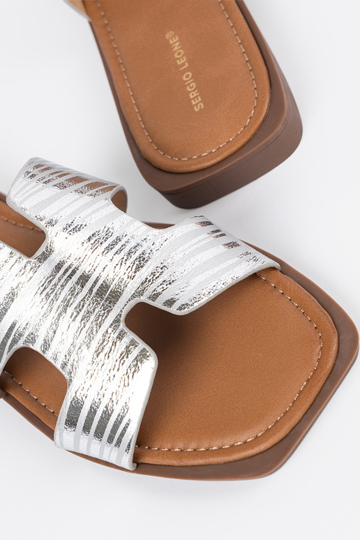 Chinelos prateados com ponta quadrada