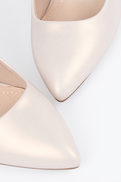 Saltos clássicos em tom areia brilhante