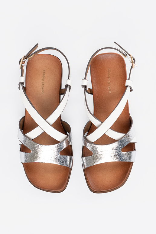 Sandálias douradas com detalhes em...