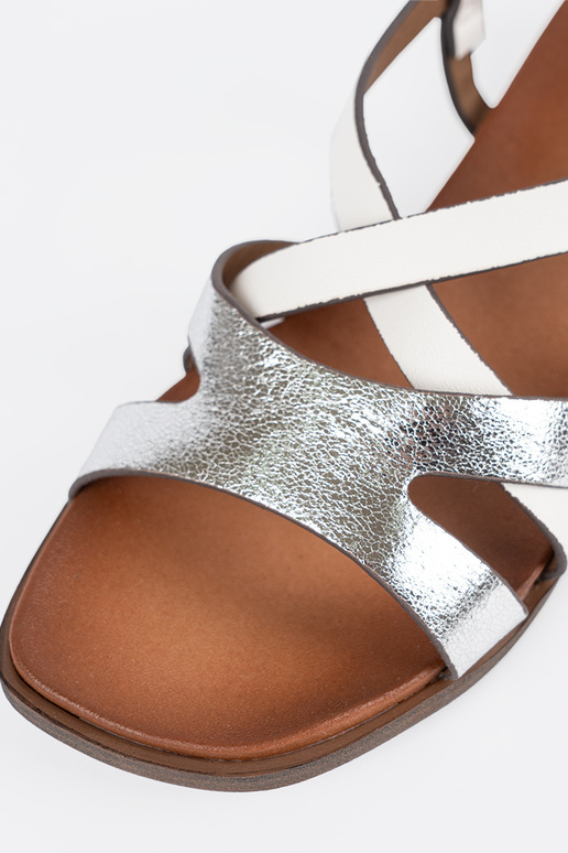 Sandálias douradas com detalhes em...