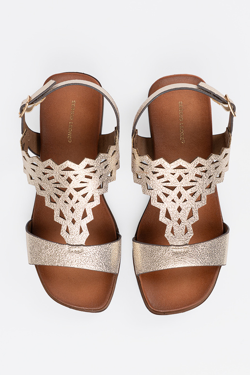 Sandálias em cor marfim em plataforma...