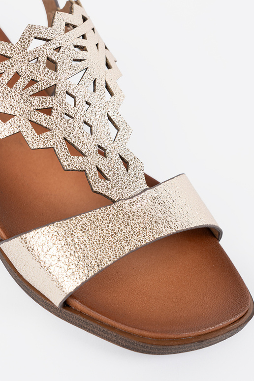 Sandálias em cor marfim em plataforma...