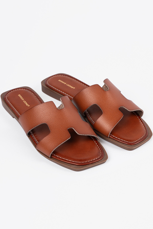 Chinelos marrons com ponta quadrada