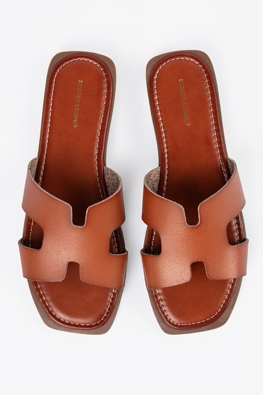 Chinelos marrons com ponta quadrada