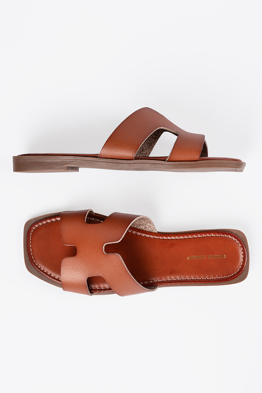 Chinelos marrons com ponta quadrada