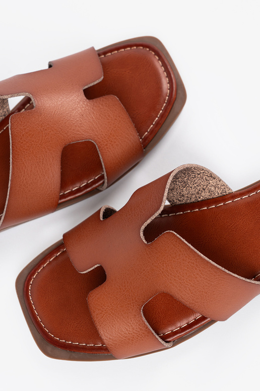 Chinelos marrons com ponta quadrada