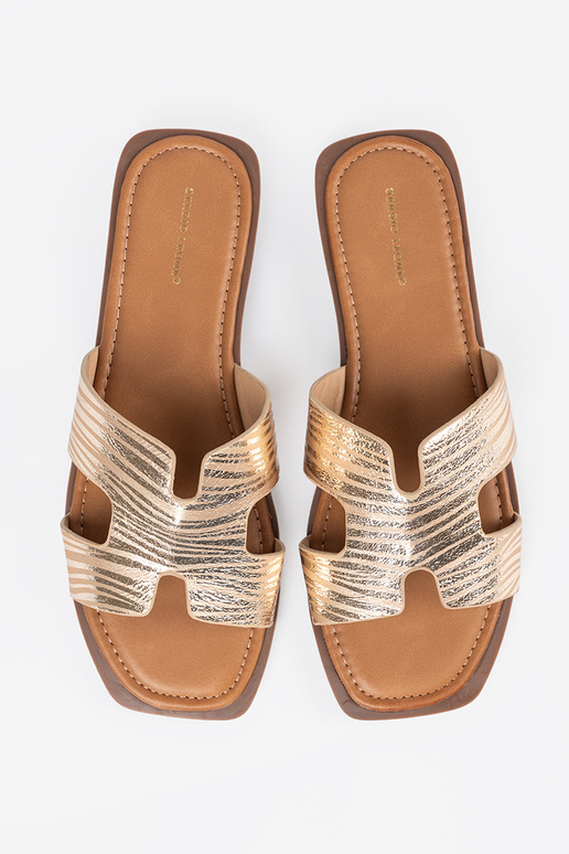 Chinelos dourados com ponta quadrada