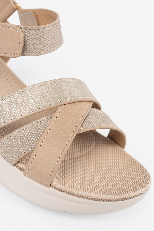 Sandálias pretas com tiras prateadas,...