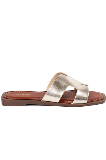 Chinelos em tom de ouro...