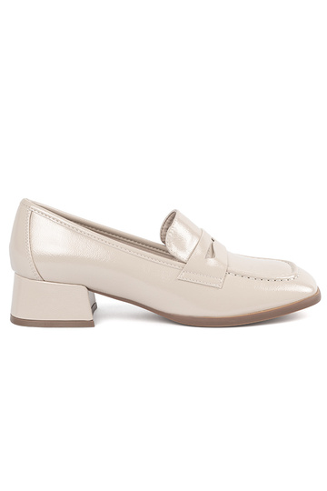 Sapatos femininos em tom...