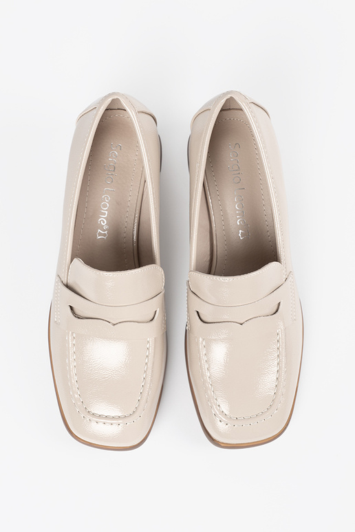 Sapatos femininos em tom areia...