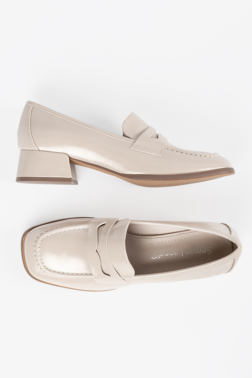 Sapatos femininos em tom areia...