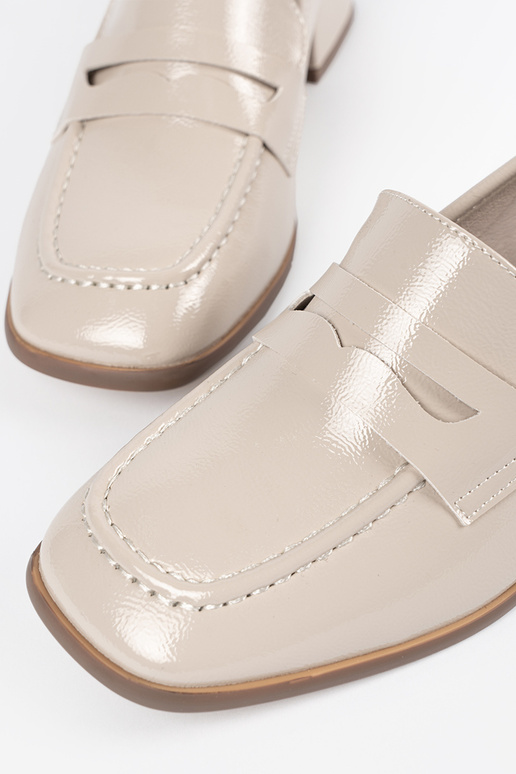 Sapatos femininos em tom areia...