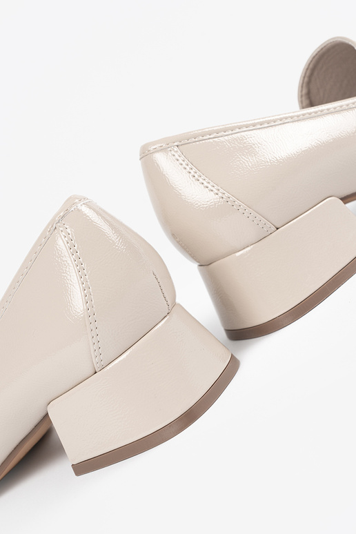 Sapatos femininos em tom areia...