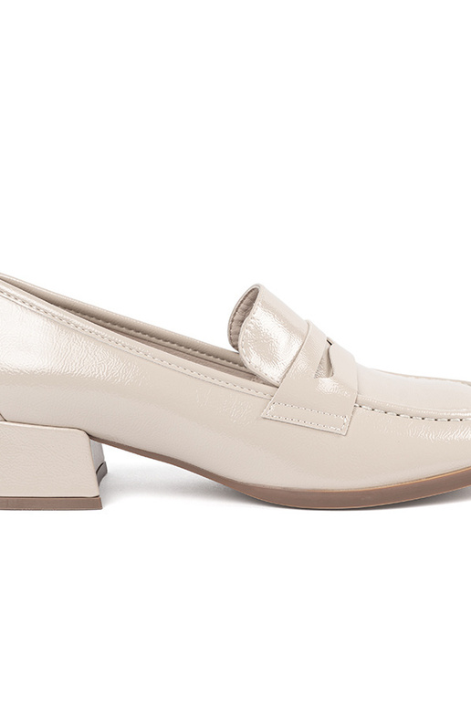 Sapatos femininos em tom areia...