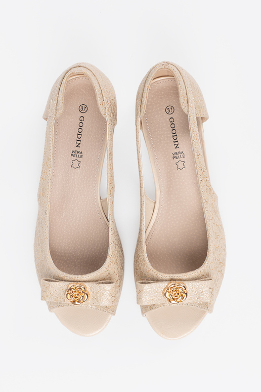 Sapatos abertos na cor dourada