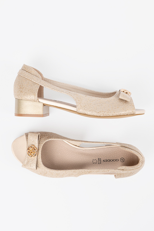 Sapatos abertos na cor dourada
