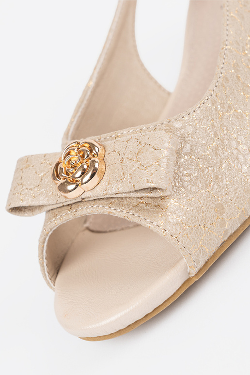 Sapatos abertos na cor dourada