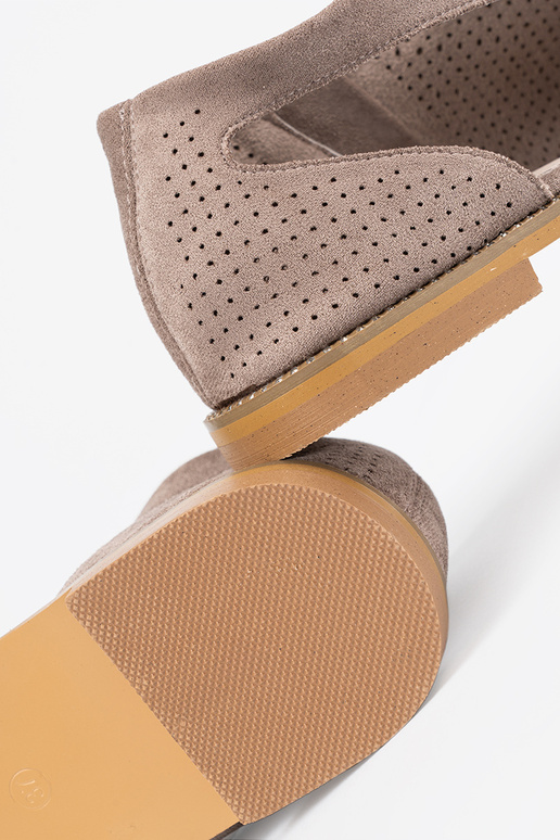 Sandálias lisas vazadas na cor areia