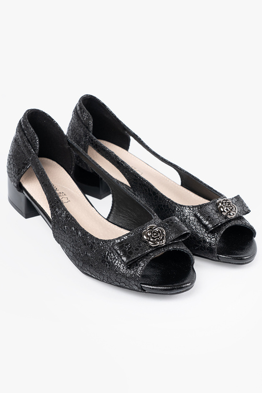 Sapatos abertos com fechos na cor preta Sapatos abertos com fechos na cor preta