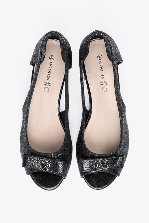Sapatos abertos com fechos na cor preta Sapatos abertos com fechos na cor preta