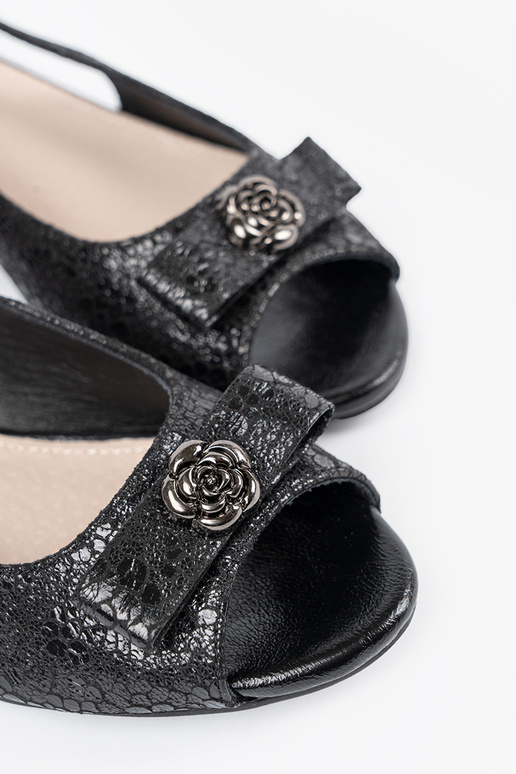 Sapatos abertos com fechos na cor preta Sapatos abertos com fechos na cor preta