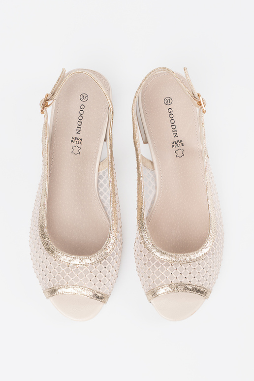 Sandálias com rede decorativa na cor...