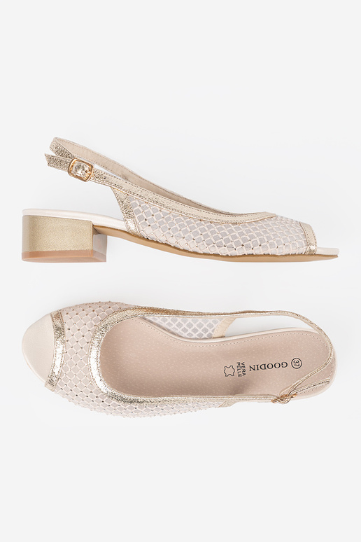 Sandálias com rede decorativa na cor...