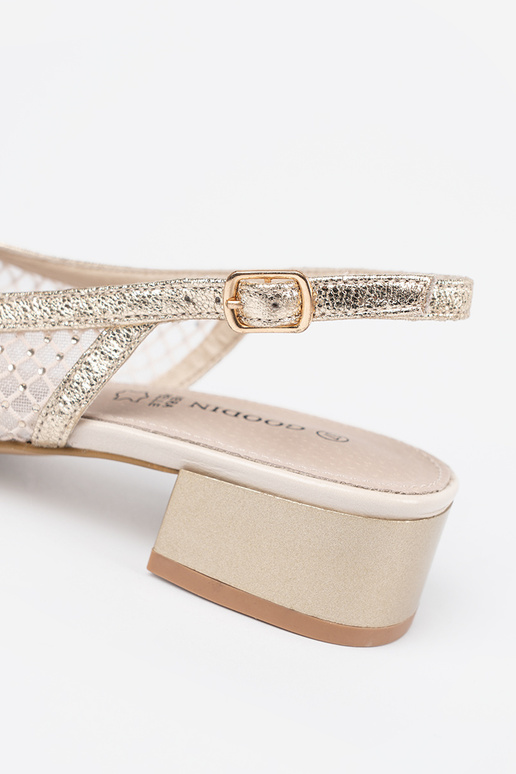 Sandálias com rede decorativa na cor...