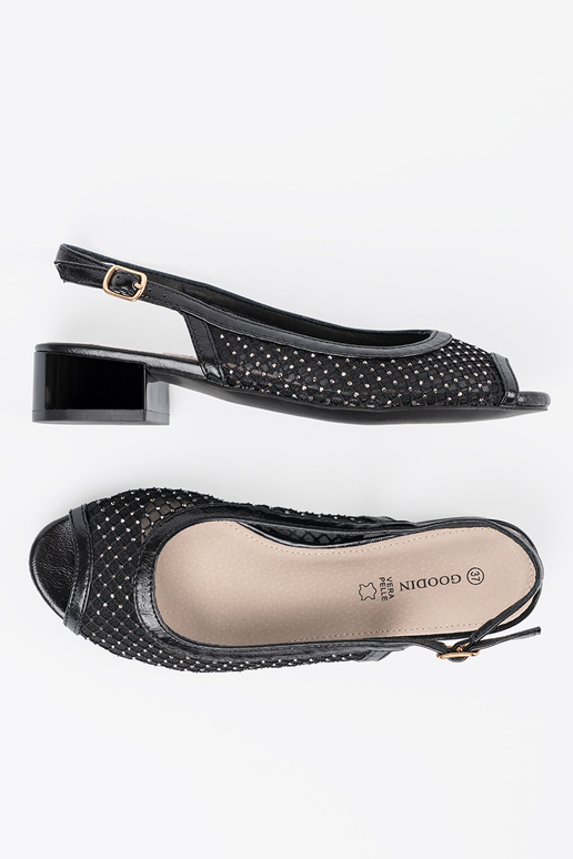 Sandálias com rede decorativa na cor...