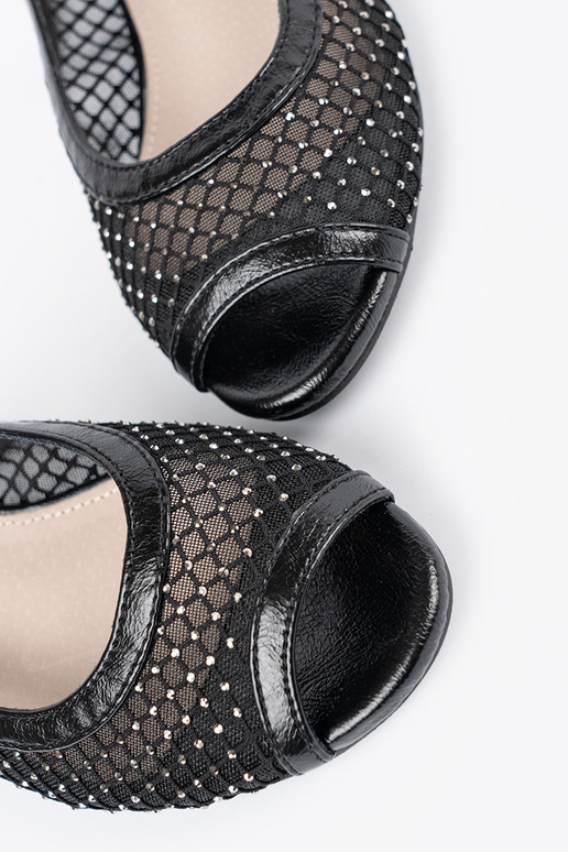 Sandálias com rede decorativa na cor...