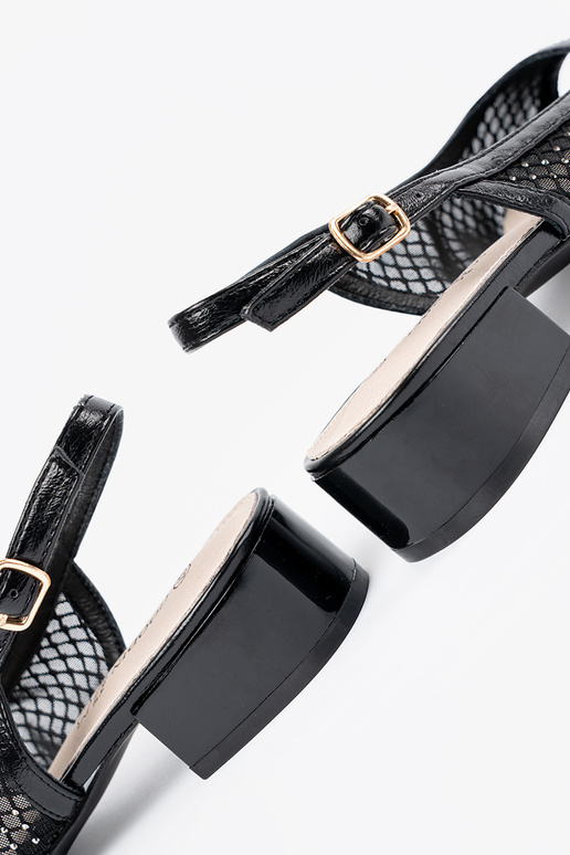 Sandálias com rede decorativa na cor...