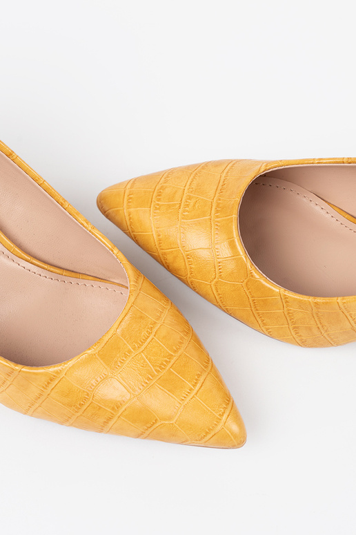 Sapatos de salto alto amarelos... Sapatos de salto alto amarelos...