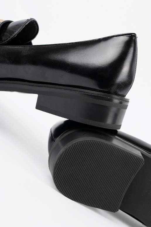 Mocassim preto envernizado com pérolas Mocassim preto envernizado com pérolas