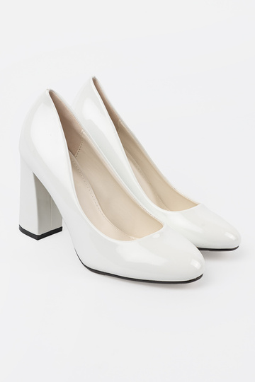 Salto alto branco envernizado 2