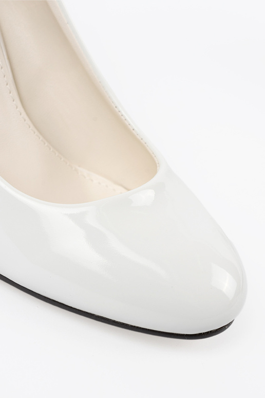 Salto alto branco envernizado