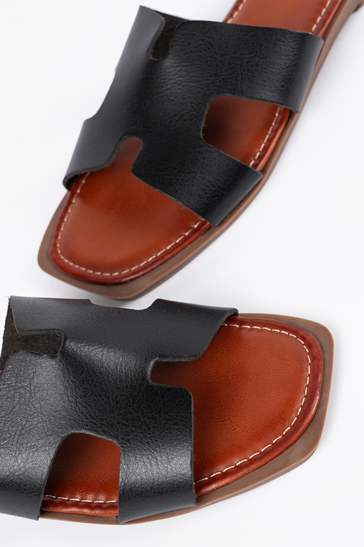 Chinelo preto com bico quadrado