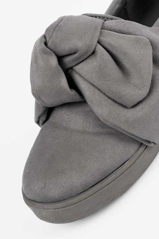 Sapatos cinzas com fecho e laço