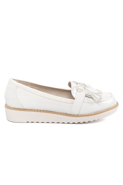 Mocassins brancos envernizados com laço