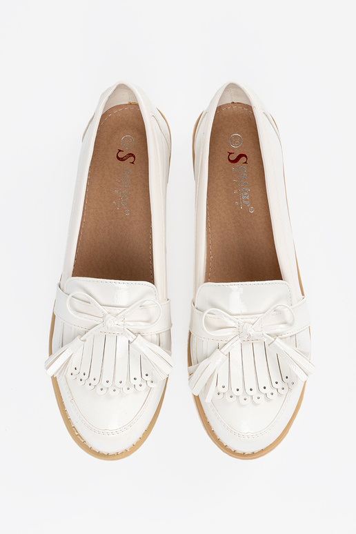 Mocassins brancos envernizados com laço