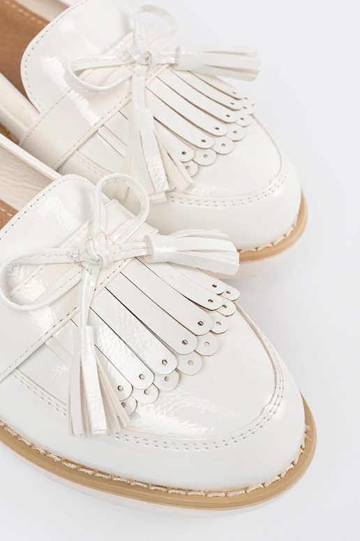 Mocassins brancos envernizados com laço