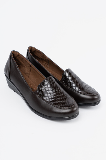 Sapatos cor de marrom com... 2